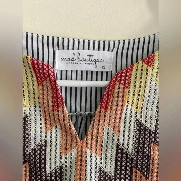 Mod Boutique Cap Sleeve Top. Size: XL - Picture 5 of 10